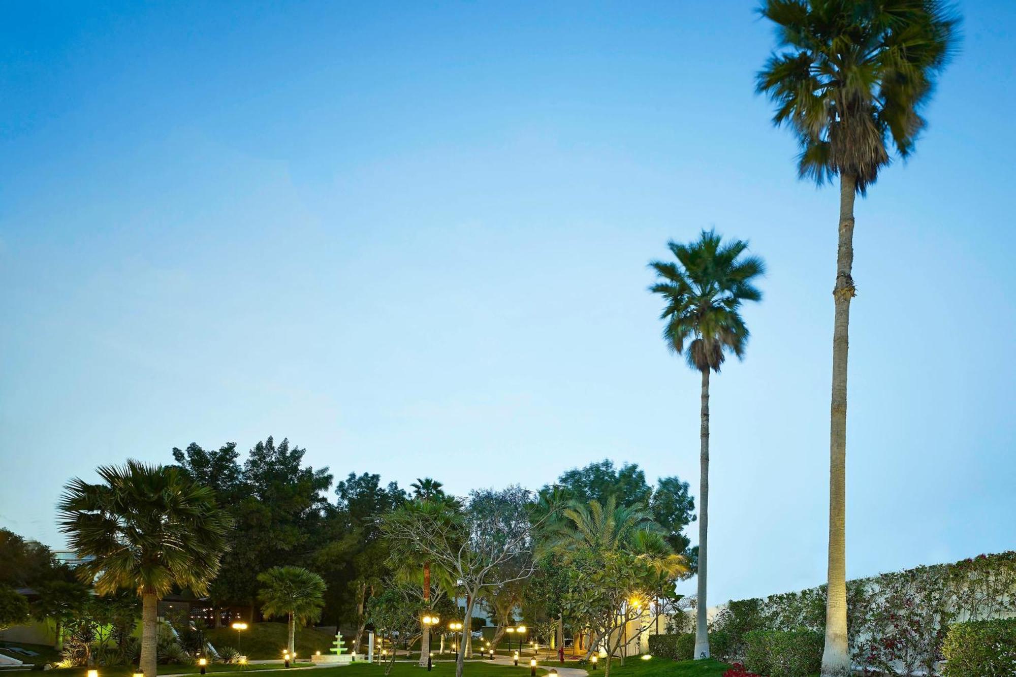 Le Meridien אל חובר מראה חיצוני תמונה Palm trees at the University of California, Irvine