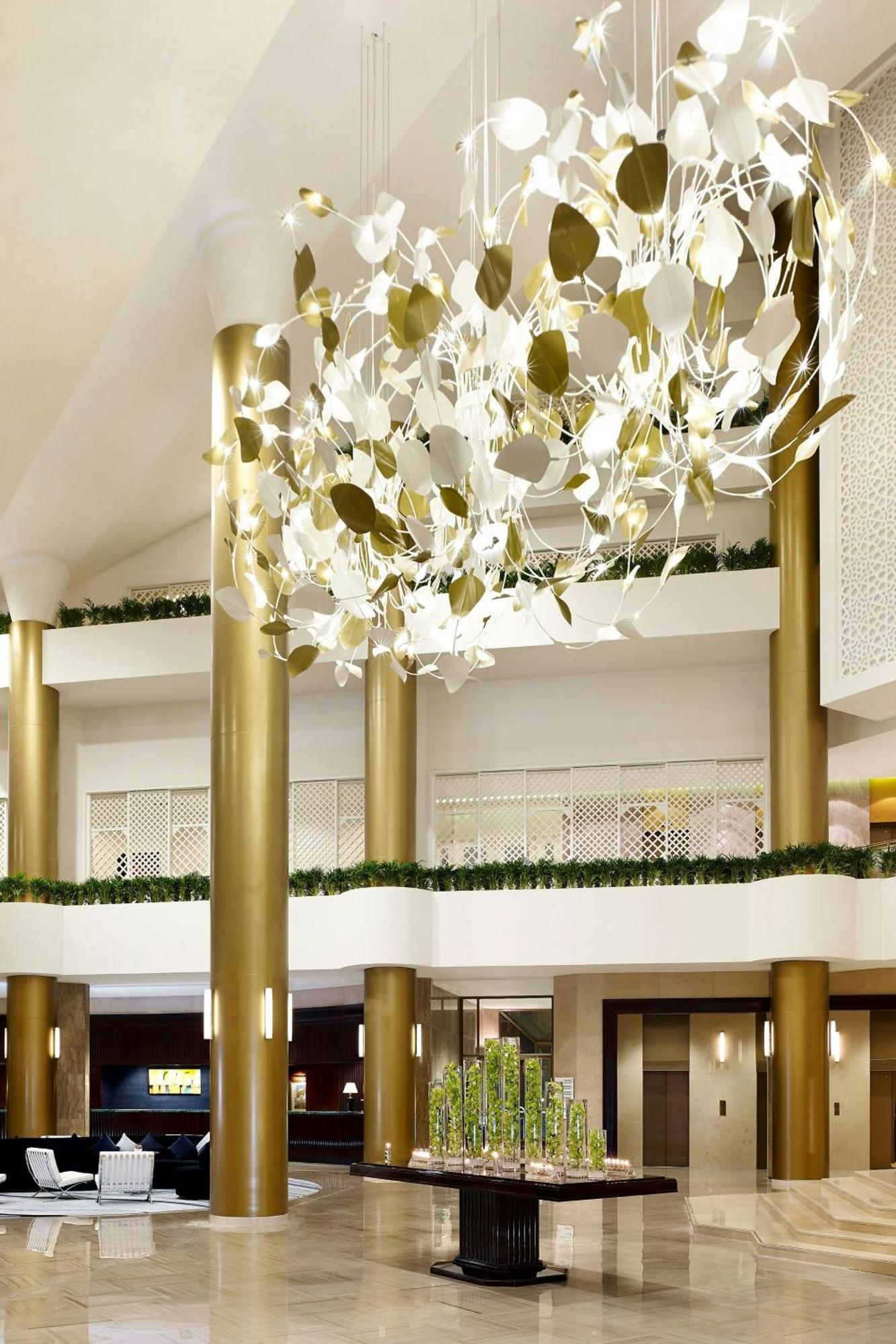 Le Meridien אל חובר מראה חיצוני תמונה The interior of the hotel