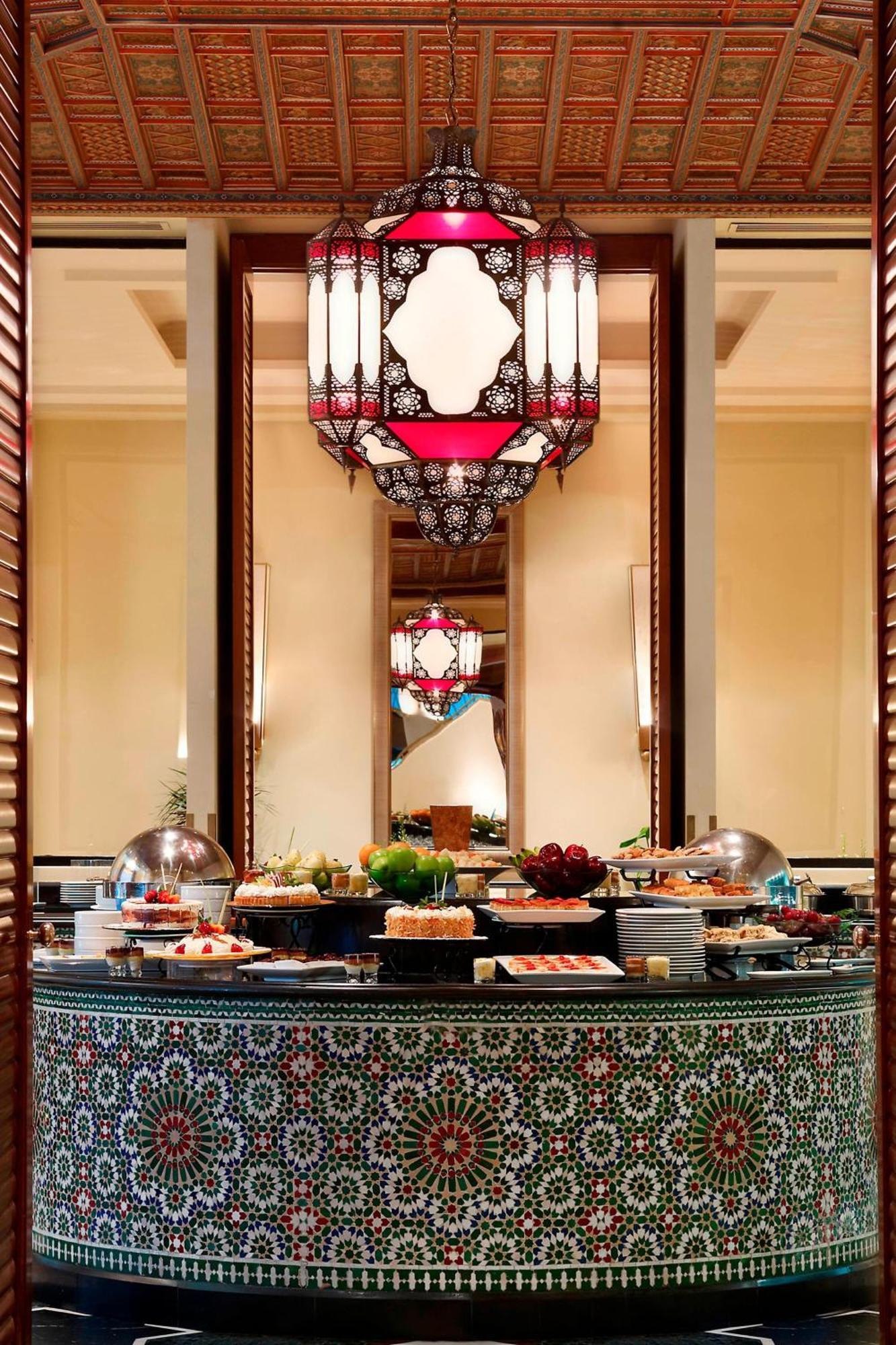 Le Meridien אל חובר מראה חיצוני תמונה A buffet at a hotel