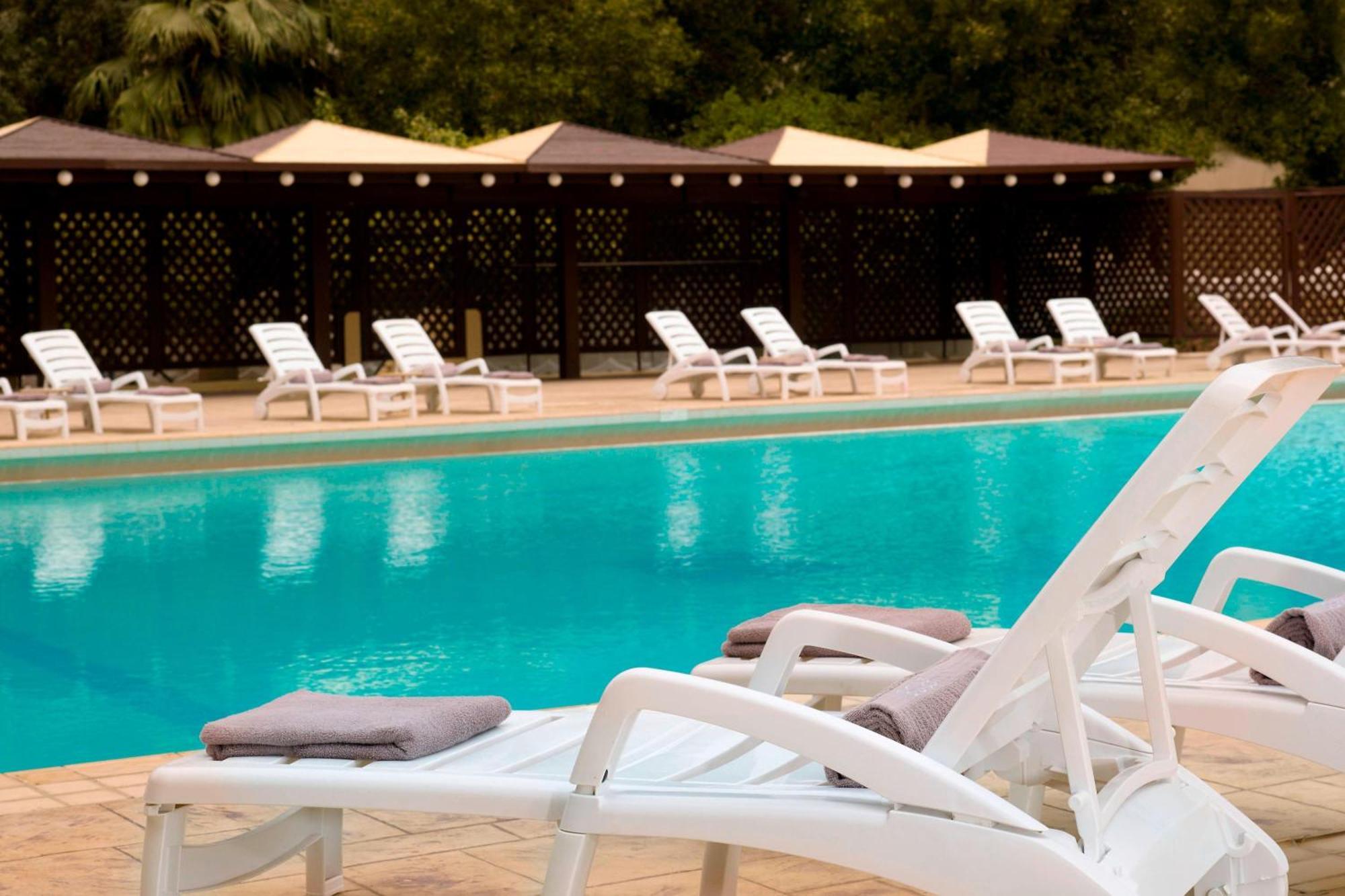 Le Meridien אל חובר מראה חיצוני תמונה The pool at the hotel