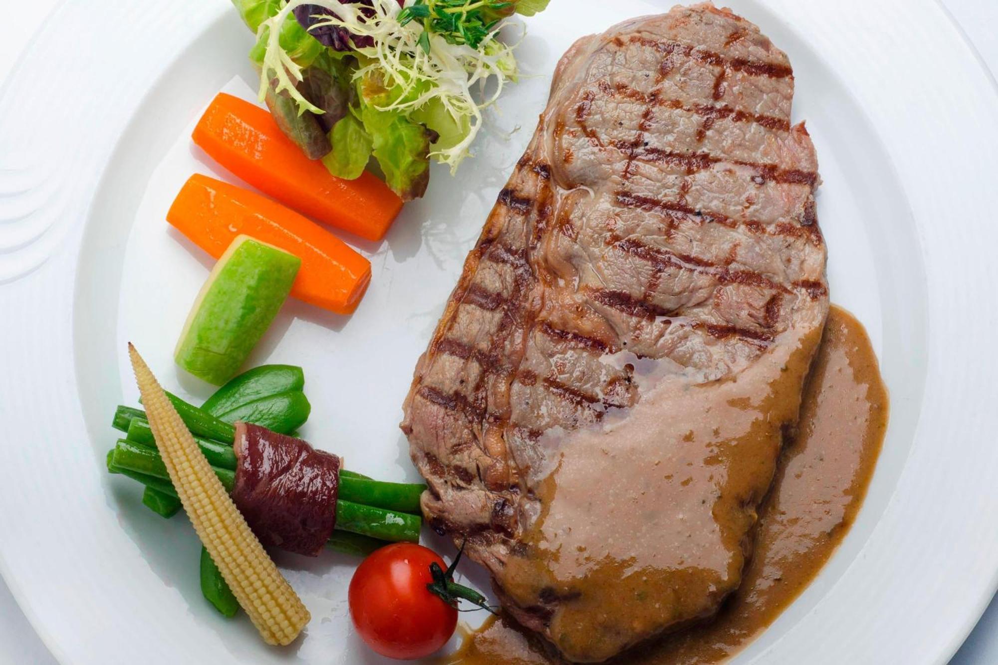 Le Meridien אל חובר מראה חיצוני תמונה A steak with vegetables