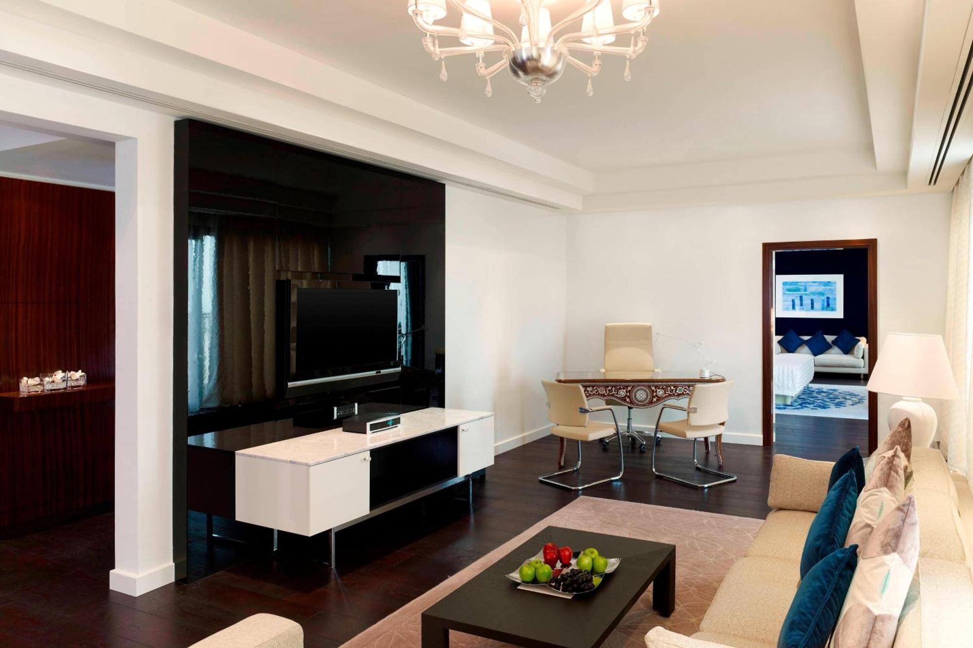 Le Meridien אל חובר מראה חיצוני תמונה A living room in a suite at the Ritz-Carlton, Moscow