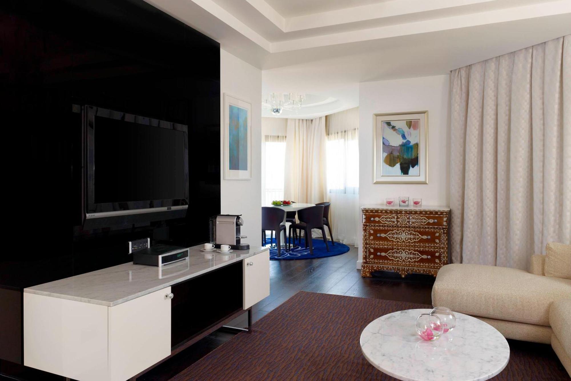 Le Meridien אל חובר מראה חיצוני תמונה A living room in a typical apartment