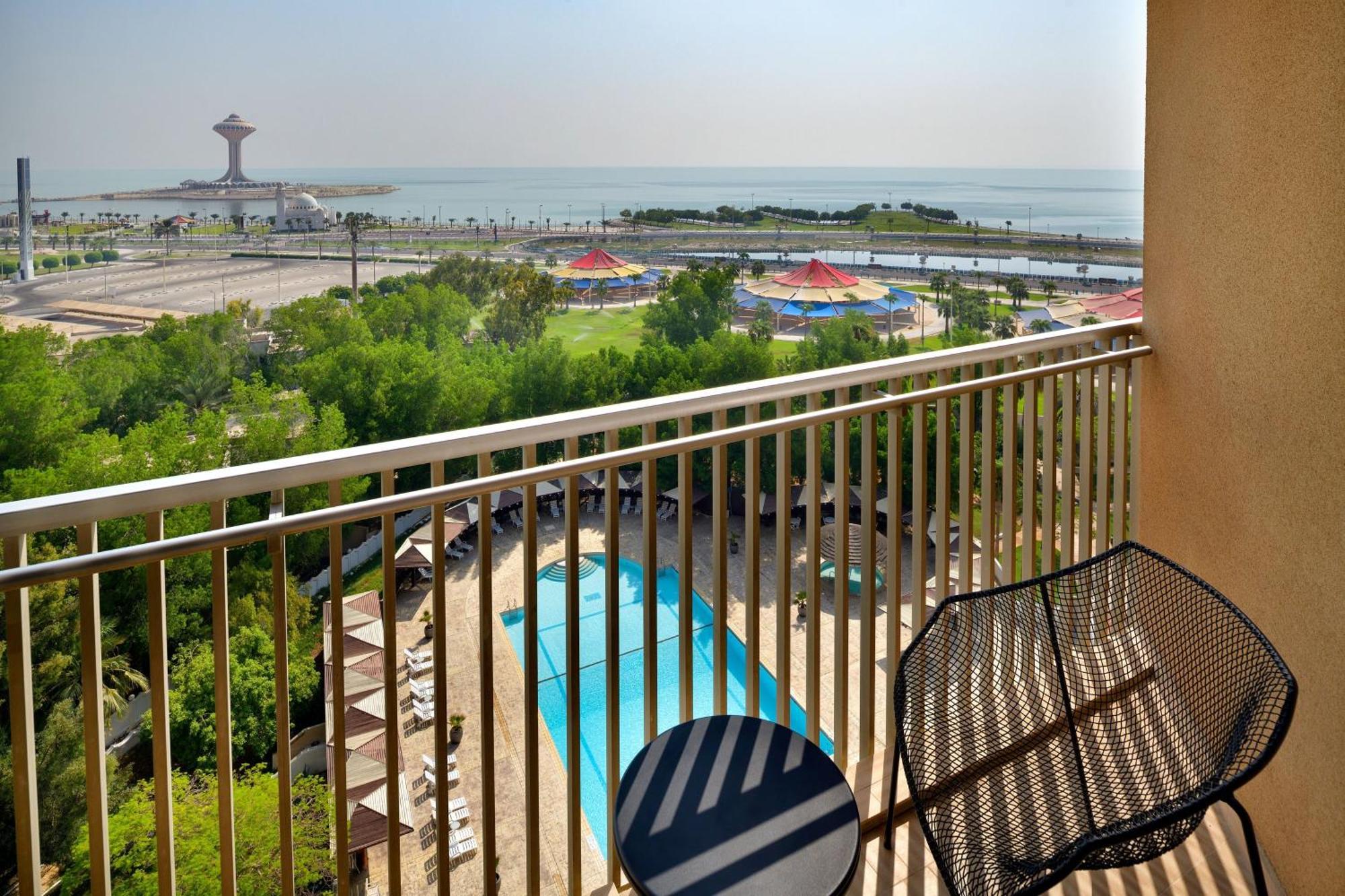 Le Meridien אל חובר מראה חיצוני תמונה View from a balcony at the hotel
