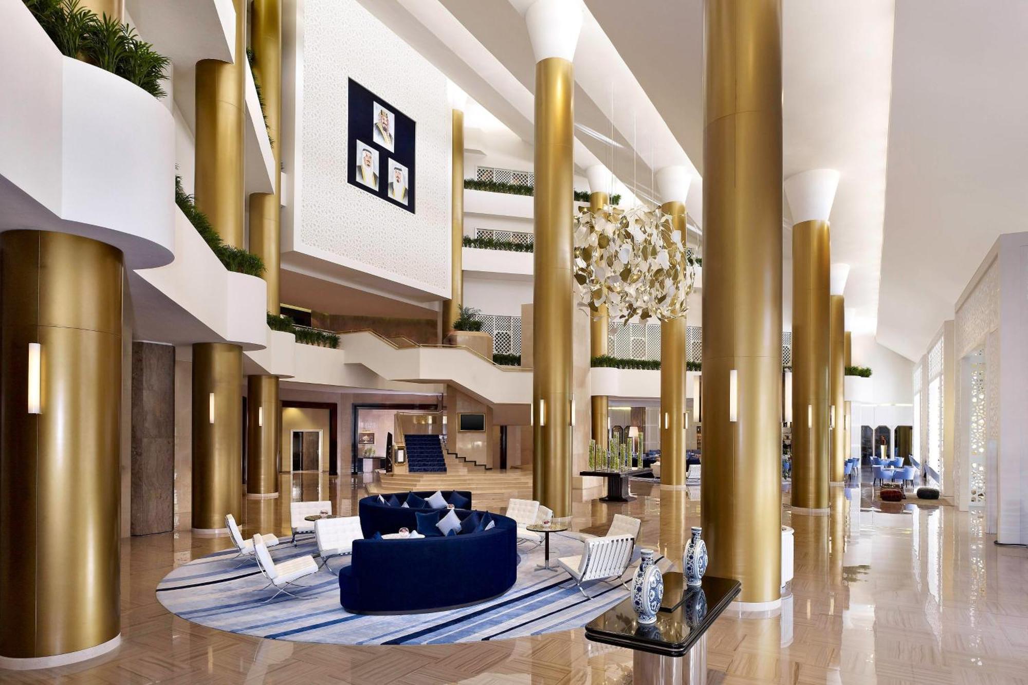 Le Meridien אל חובר מראה חיצוני תמונה The lobby of the hotel